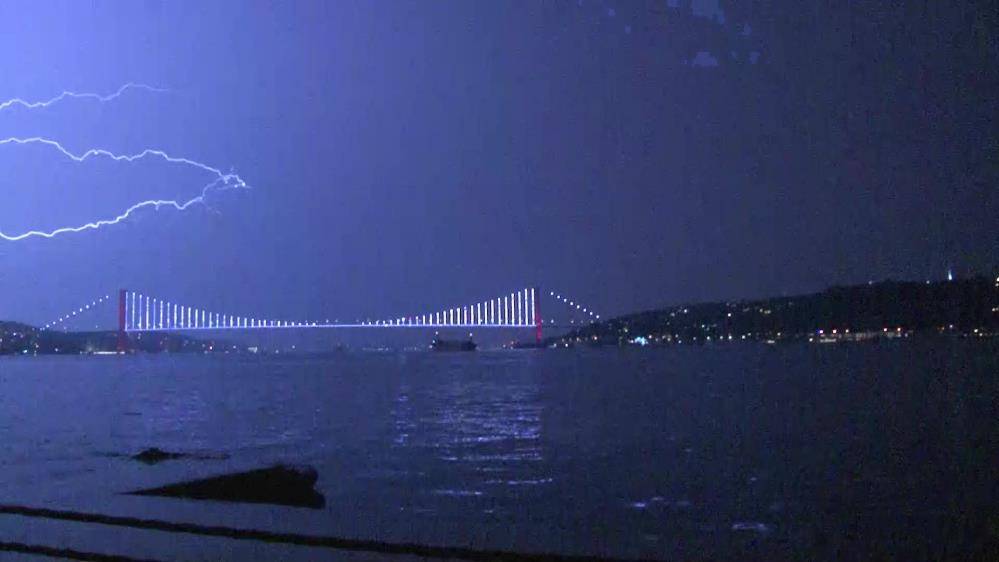 Meteoroloji'den 17 il için sarı kodlu uyarı. İstanbul'da şimşekler geceyi aydınlattı 19